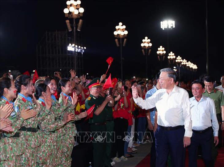 Tổng Bí thư dự Chương trình chính luận nghệ thuật 'Dưới cờ vinh quang'- Ảnh 1. Tổng Bí thư dự Chương trình chính luận nghệ thuật 'Dưới cờ vinh quang'- Ảnh 1.