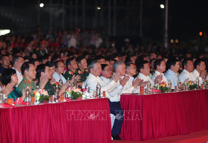Tổng Bí thư dự Chương trình chính luận nghệ thuật 'Dưới cờ vinh quang'- Ảnh 6. Tổng Bí thư dự Chương trình chính luận nghệ thuật 'Dưới cờ vinh quang'- Ảnh 6.