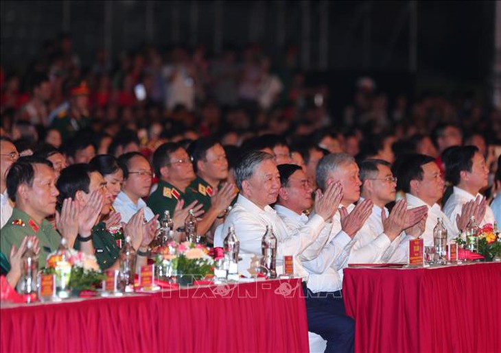 Tổng Bí thư dự Chương trình chính luận nghệ thuật 'Dưới cờ vinh quang'- Ảnh 7. Tổng Bí thư dự Chương trình chính luận nghệ thuật 'Dưới cờ vinh quang'- Ảnh 7.