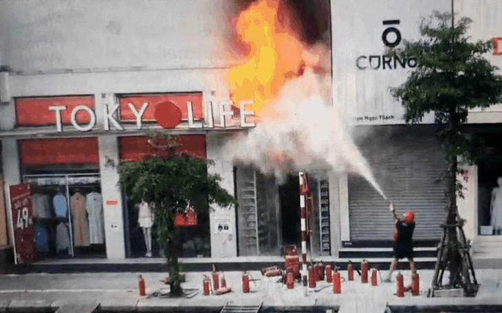 Cháy lớn tại chung cư trên phố Phạm Ngọc Thạch, Hà Nội