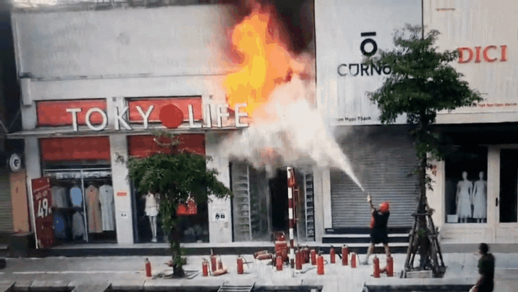 Cháy lớn tại chung cư trên phố Phạm Ngọc Thạch, Hà Nội- Ảnh 2.