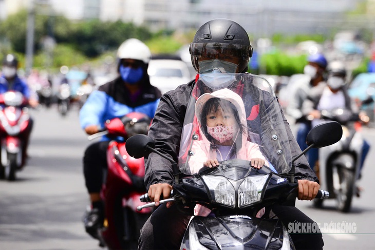 Nắng nóng gay gắt, người dân nên hạn chế ra đường từ 11-14 giờ hàng ngày- Ảnh 2. Nắng nóng gay gắt, người dân nên hạn chế ra đường từ 11-14 giờ hàng ngày- Ảnh 2.