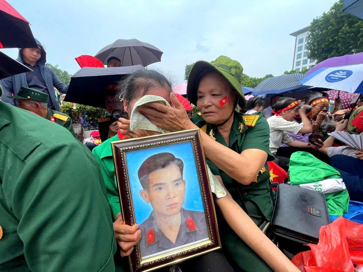 Con gái liệt sĩ đưa ảnh cha dự Lễ diễu binh, diễu hành kỷ niệm Quốc khánh 2/9: 'Bố ơi, hòa bình đẹp lắm! '- Ảnh 2.