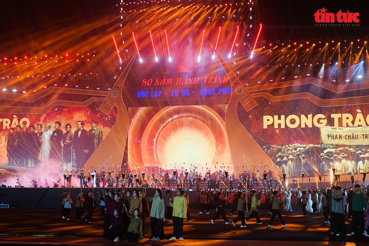 Concert Quốc gia đặc biệt: Bản hùng ca 80 năm Độc lập - Tự do - Hạnh phúc- Ảnh 8. Concert Quốc gia đặc biệt: Bản hùng ca 80 năm Độc lập - Tự do - Hạnh phúc- Ảnh 8.
