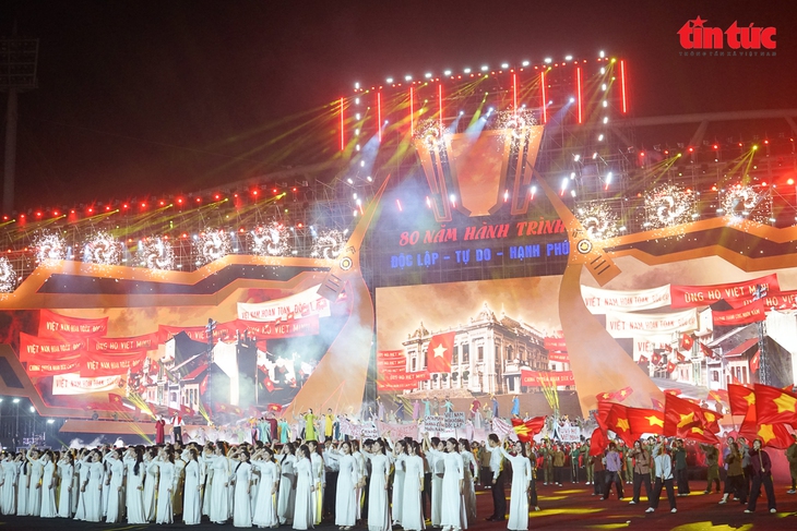 Concert Quốc gia đặc biệt: Bản hùng ca 80 năm Độc lập - Tự do - Hạnh phúc- Ảnh 5. Concert Quốc gia đặc biệt: Bản hùng ca 80 năm Độc lập - Tự do - Hạnh phúc- Ảnh 5.