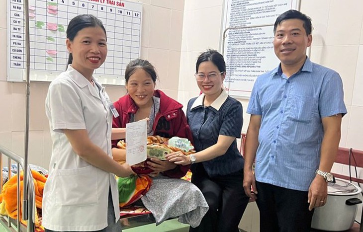 Đi nhận quà Quốc khánh, sản phụ chuyển dạ sinh con được thêm 1 phần quà- Ảnh 1.