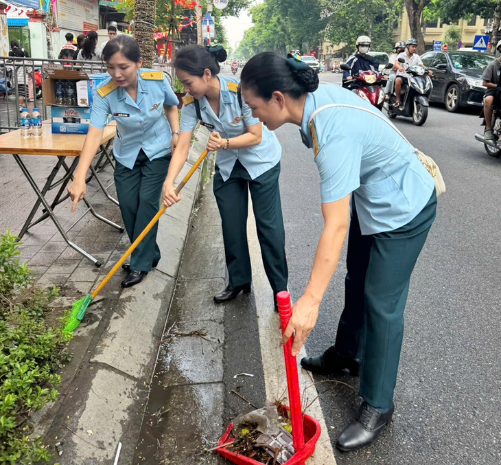 Chiến sĩ Phòng không – Không quân 'tiếp sức' cho người dân xem diễu binh, diễu hành- Ảnh 4.