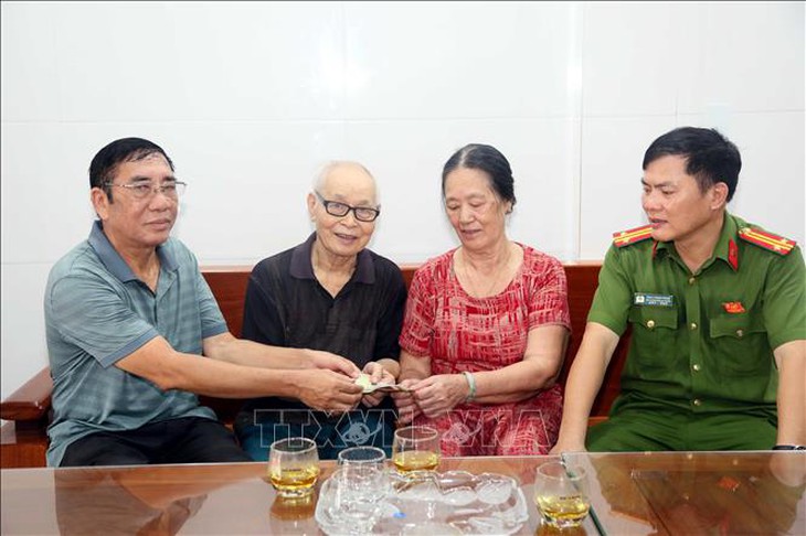 80 năm Quốc khánh: Người dân phấn khởi nhận phần quà 100.000 đồng- Ảnh 3. 80 năm Quốc khánh: Người dân phấn khởi nhận phần quà 100.000 đồng- Ảnh 3.
