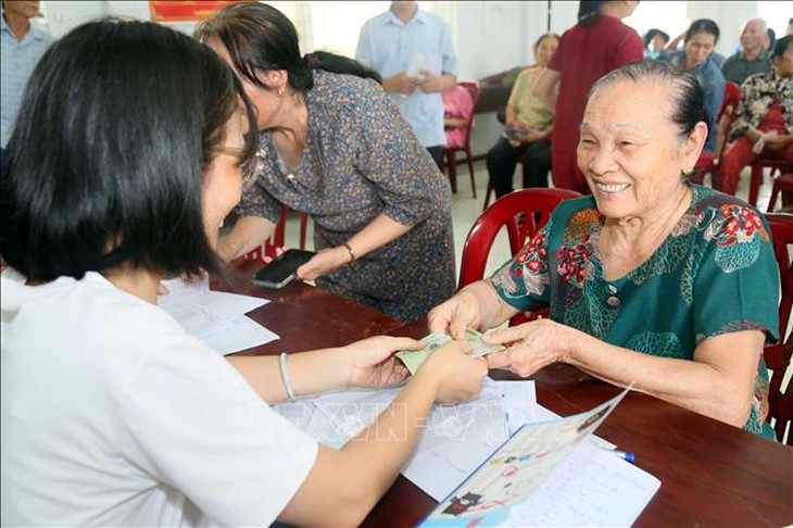 80 năm Quốc khánh: Người dân phấn khởi nhận phần quà 100.000 đồng- Ảnh 2. 80 năm Quốc khánh: Người dân phấn khởi nhận phần quà 100.000 đồng- Ảnh 2.