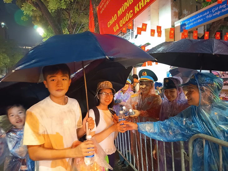 Chiến sĩ Phòng không – Không quân 'tiếp sức' cho người dân xem diễu binh, diễu hành- Ảnh 3.