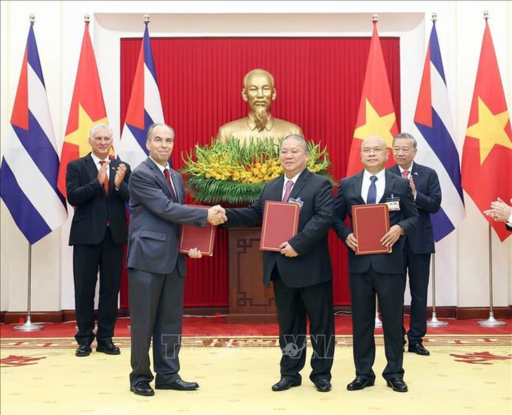Lãnh đạo cấp cao hai nước Cuba và Việt Nam chứng kiến Lễ trao các Văn kiện hợp tác- Ảnh 3. Lãnh đạo cấp cao hai nước Cuba và Việt Nam chứng kiến Lễ trao các Văn kiện hợp tác- Ảnh 3.