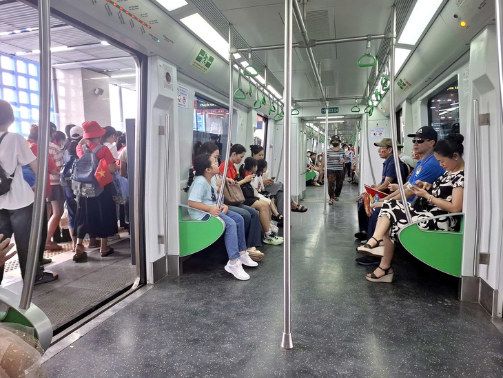 Tàu điện Cát Linh - Hà Đông chật ních, nhiều người không thể lên tàu đến trung tâm Hà Nội - Ảnh 4.