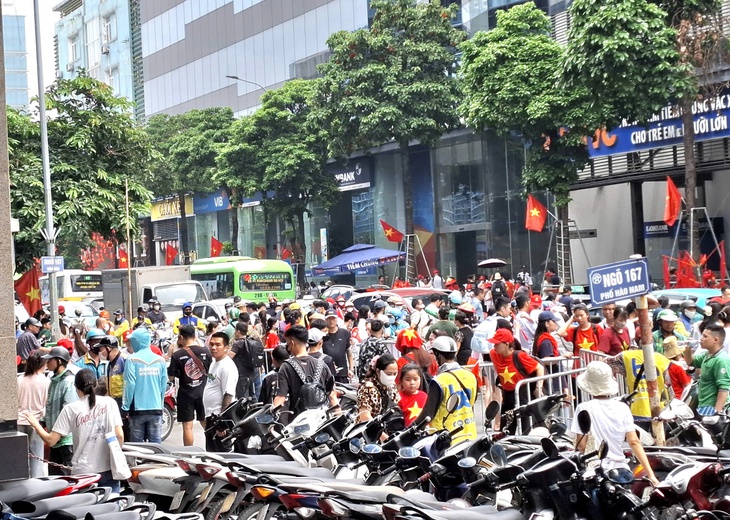 Tàu điện Cát Linh - Hà Đông chật ních, nhiều người không thể lên tàu đến trung tâm Hà Nội - Ảnh 3.