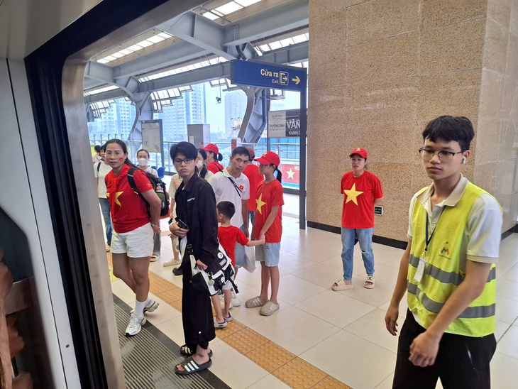 Tàu điện Cát Linh - Hà Đông chật ních, nhiều người không thể lên tàu đến trung tâm Hà Nội - Ảnh 2.