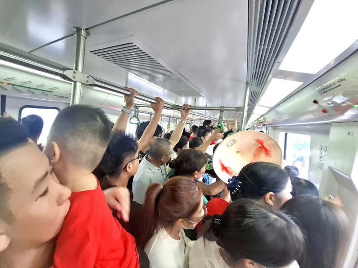 Tàu điện Cát Linh - Hà Đông chật ních, nhiều người không thể lên tàu đến trung tâm Hà Nội - Ảnh 1.
