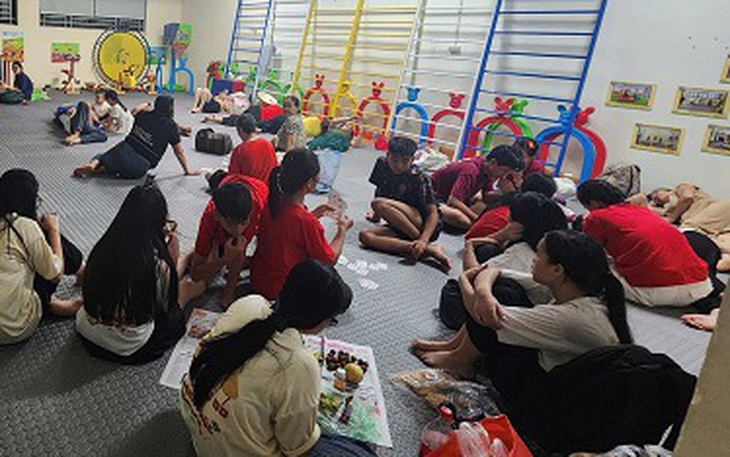 Trường mẫu giáo ở Ba Đình mở cửa đón người dân nghỉ qua đêm xem diễu binh