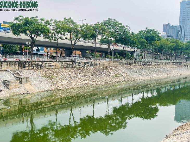 Cận cảnh sông Tô Lịch trong xanh hơn nhờ dòng nước từ Hồ Tây- Ảnh 5.