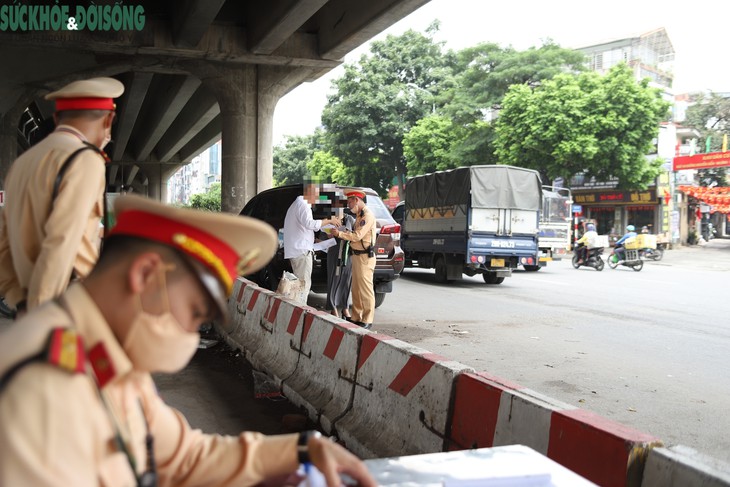 Sau vụ cháy 500 xe máy, CSGT - Công an xử lý hàng loạt tài xế đỗ xe dưới gầm Vành đai 3- Ảnh 2.