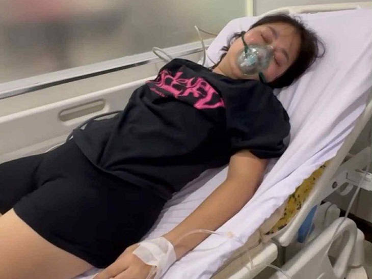 Nhắc đỗ ô tô sai trên vỉa hè, nữ chủ nhà bị đánh nhập viện- Ảnh 2.