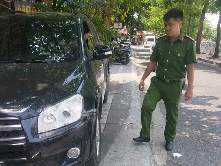 Nhắc đỗ ô tô sai trên vỉa hè, nữ chủ nhà bị đánh nhập viện- Ảnh 1.
