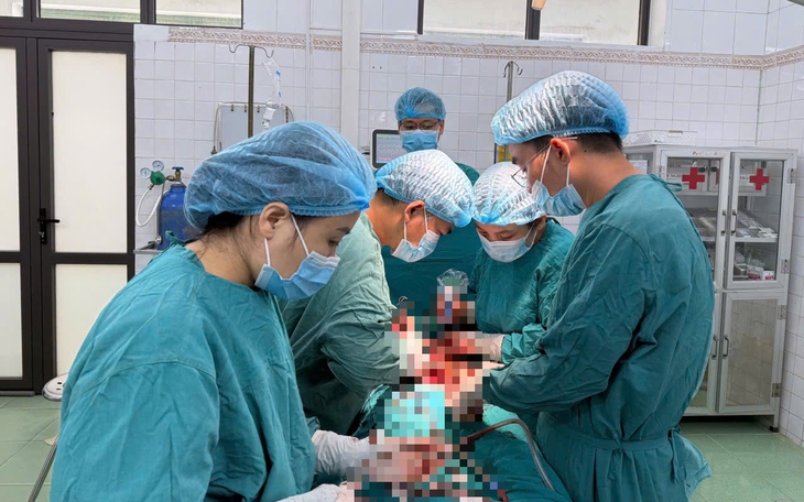 Cứu sống người phụ nữ có khối u 