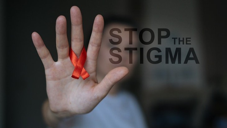 Cách nào để giảm kỳ thị với người nhiễm HIV trong cộng đồng?- Ảnh 1.