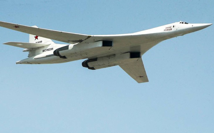 Xem 'Thiên nga trắng' Tu-160 thực hành phóng tên lửa hành trình - Ảnh 1.