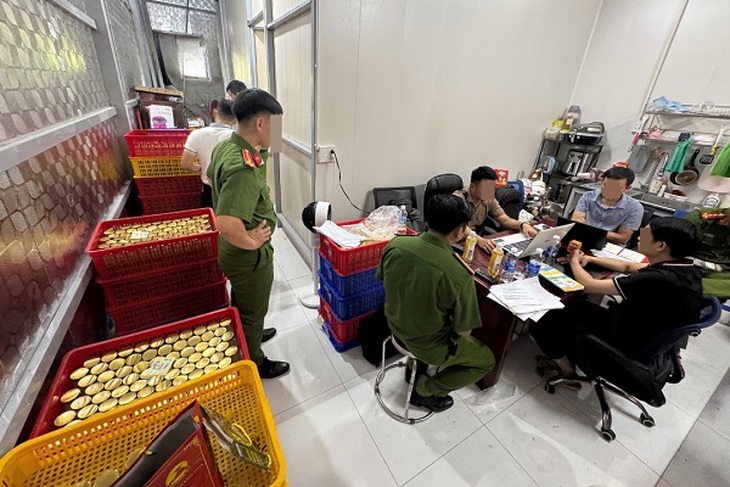 Đánh sập đường dây sản xuất, tiêu thụ hàng chục ngàn hũ nước yến giả- Ảnh 2. Đánh sập đường dây sản xuất, tiêu thụ hàng chục ngàn hũ nước yến giả- Ảnh 2.
