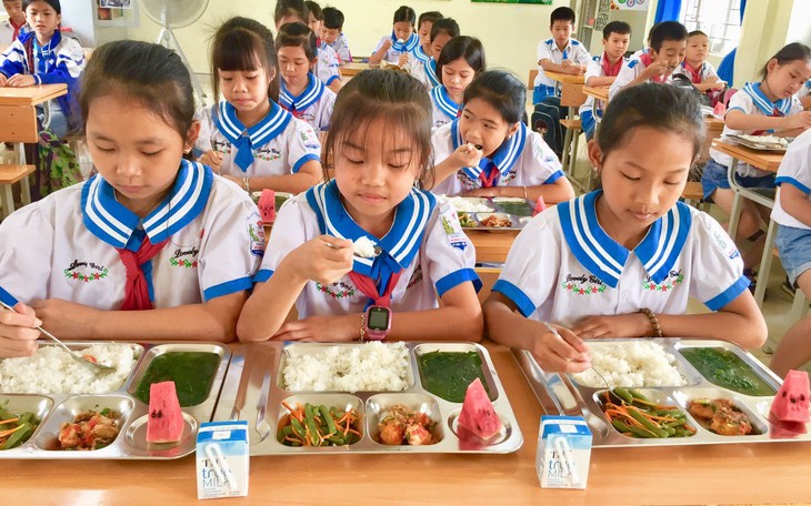 Bữa ăn học đường chờ một bộ luật riêng