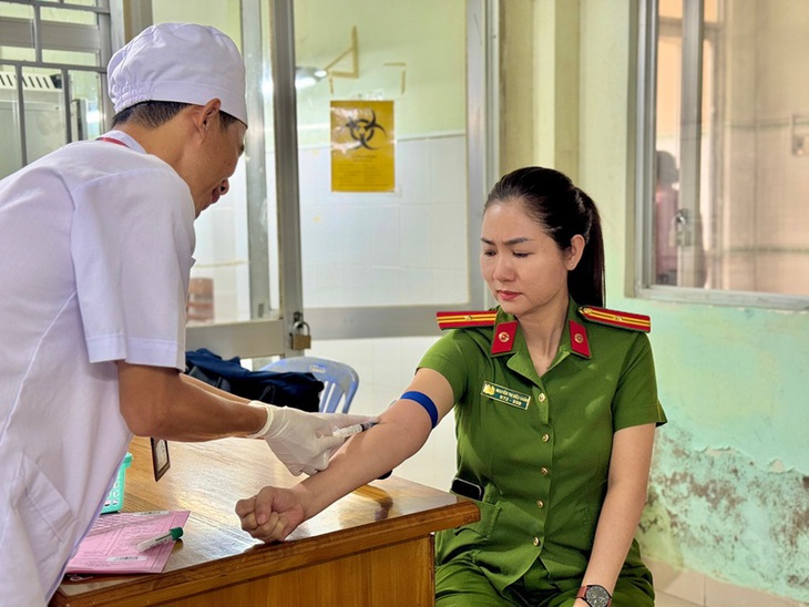2 cán bộ công an hiến máu cứu sống trẻ sơ sinh nguy kịch- Ảnh 1.