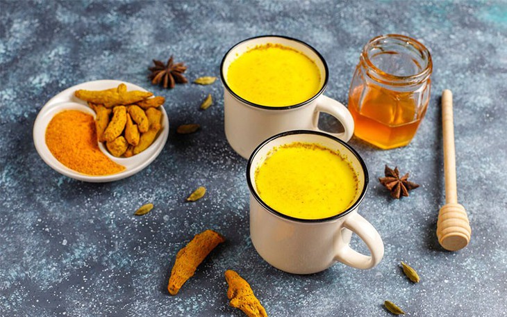 Có nên uống nước nghệ - mật ong với đá lạnh?
