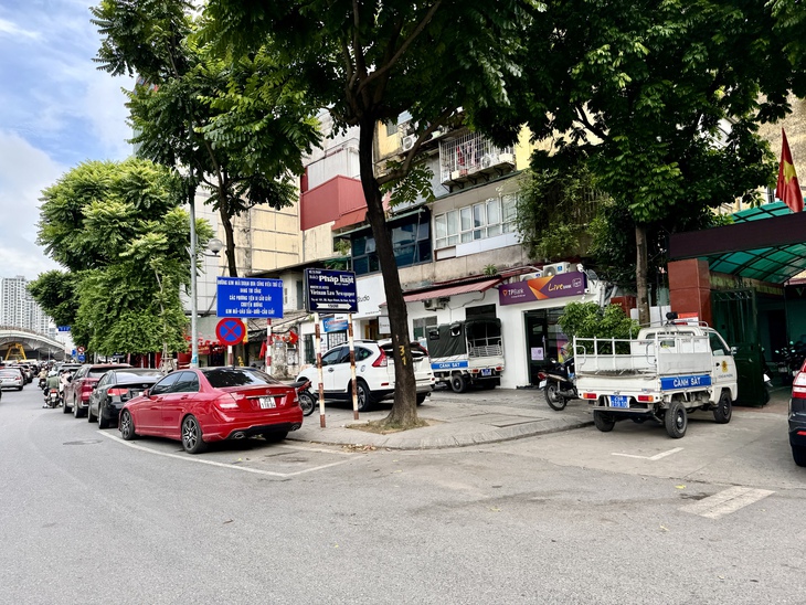 Nhiều ô tô bất chấp biển ‘Cấm dừng, cấm đỗ’ ngay trước Công an phường Giảng Võ trên phố Nguyễn Chí Thanh, gây bức xúc và đặt ra câu hỏi về việc chấp hành pháp luật.