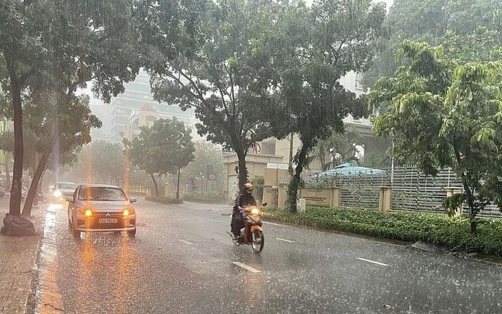 Miền Bắc mưa dông rải rác, ngày nắng gián đoạn