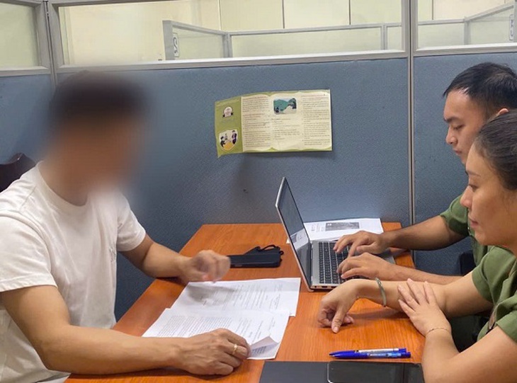 Công an Hà Nội làm việc với Độ Mixi về hành vi sử dụng chất cấm và phát ngôn lệch chuẩn- Ảnh 1. Công an Hà Nội làm việc với Độ Mixi về hành vi sử dụng chất cấm và phát ngôn lệch chuẩn- Ảnh 1.
