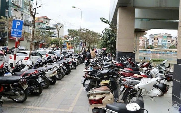 Hà Nội kiên quyết thu hồi bãi xe vi phạm không dùng tiền mặt, không kết nối thuế
