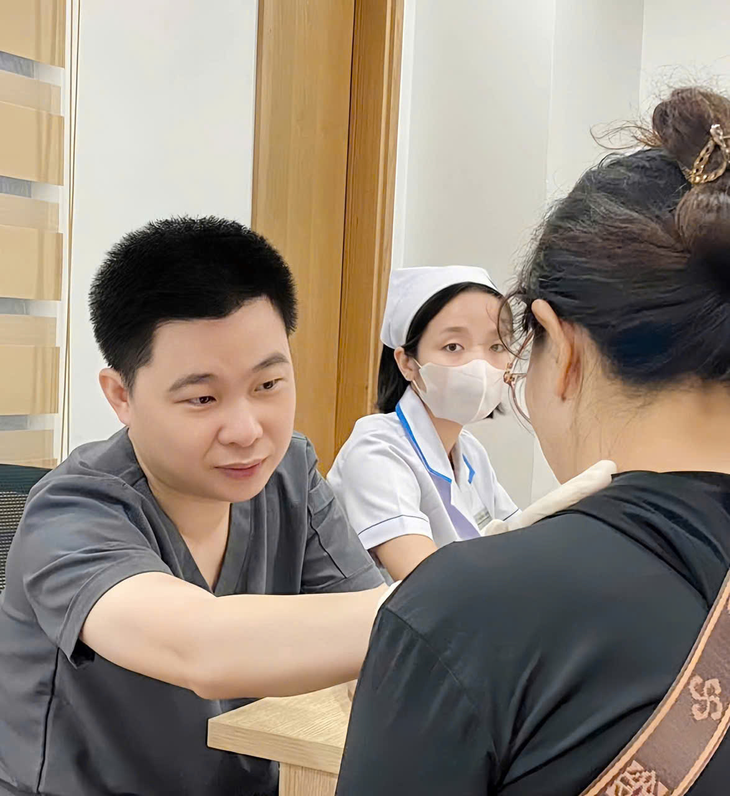 Bác sĩ Nguyễn Văn Chiều - Người dành 14 năm để biến 'án tử' thành hành trình hy vọng- Ảnh 2. Bác sĩ Nguyễn Văn Chiều - Người dành 14 năm để biến 'án tử' thành hành trình hy vọng- Ảnh 2.
