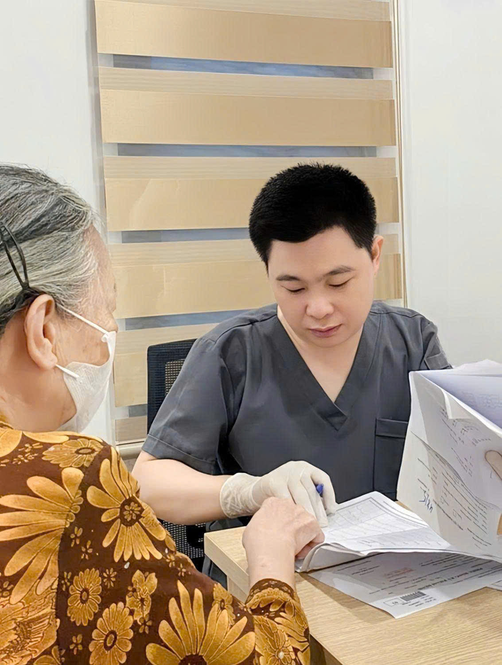 Bác sĩ Nguyễn Văn Chiều - Người dành 14 năm để biến 'án tử' thành hành trình hy vọng- Ảnh 3. Bác sĩ Nguyễn Văn Chiều - Người dành 14 năm để biến 'án tử' thành hành trình hy vọng- Ảnh 3.