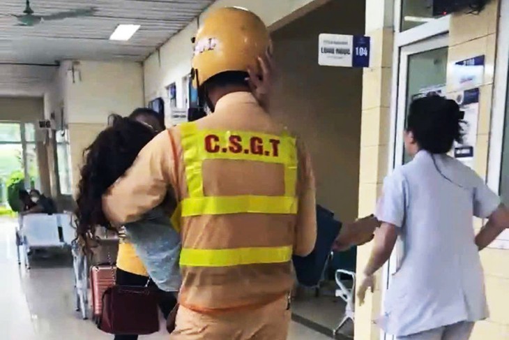 Hà Nội: CSGT mở đường 8 km, bế người phụ nữ bị co giật vào viện kịp thời- Ảnh 2.