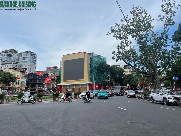 Cận cảnh Quảng trường Đông Kinh Nghĩa Thục đang gây tranh luận- Ảnh 1.