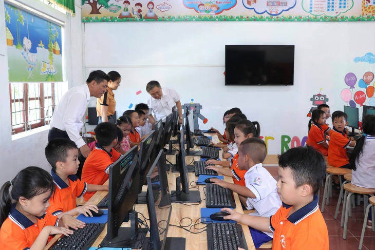 Học sinh đã tới lớp sau vụ phụ huynh phản đối sáp nhập trường ở Nghệ An- Ảnh 1.