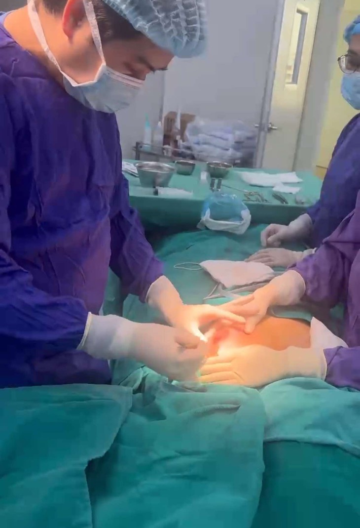 Sau tiêm nâng ngực 5 năm, nữ bệnh nhân bị biến chứng nặng- Ảnh 1.