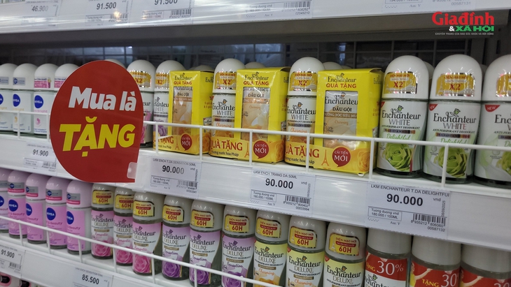 Giảm giá sâu chưa đủ, bán lẻ thêm nhiều loại hình khuyến mại để kích cầu tiêu dùng- Ảnh 2.