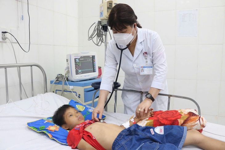 Cứu sống bệnh nhi 8 tuổi bị hóc dị vật đường thở- Ảnh 1.