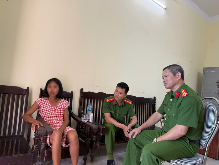 Giải cứu người phụ nữ 31 tuổi lên cầu Hiệp định nhảy sông tự tử- Ảnh 1. Giải cứu người phụ nữ 31 tuổi lên cầu Hiệp định nhảy sông tự tử- Ảnh 1.