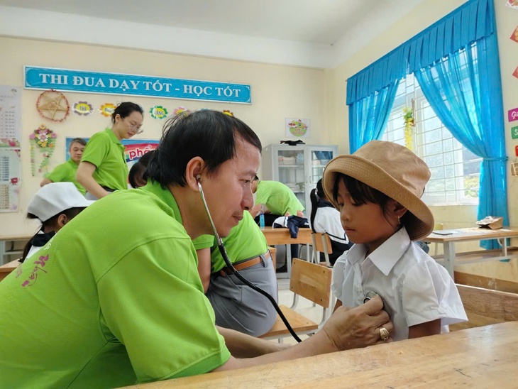 A Vao rộn ràng nụ cười trong vòng tay Chia sẻ tình thương- Ảnh 1. A Vao rộn ràng nụ cười trong vòng tay Chia sẻ tình thương- Ảnh 1.