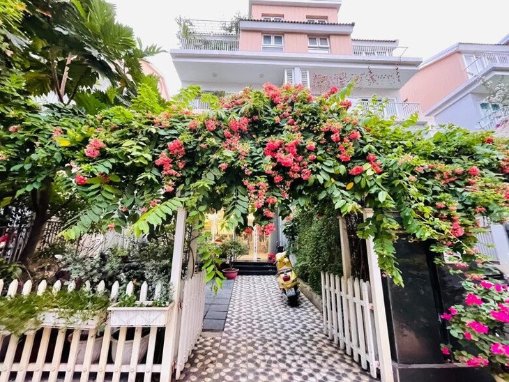 Mẹ Trung úy Quang trong 'Mưa đỏ' ngoài đời có cơ ngơi 4 tầng cực xinh- Ảnh 11. Mẹ Trung úy Quang trong 'Mưa đỏ' ngoài đời có cơ ngơi 4 tầng cực xinh- Ảnh 11.