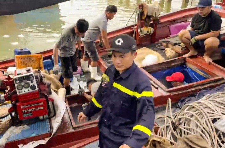 Cảnh sát kịp thời cứu tàu cá đang chìm trên vùng biển Đắk Lắk- Ảnh 1. Cảnh sát kịp thời cứu tàu cá đang chìm trên vùng biển Đắk Lắk- Ảnh 1.