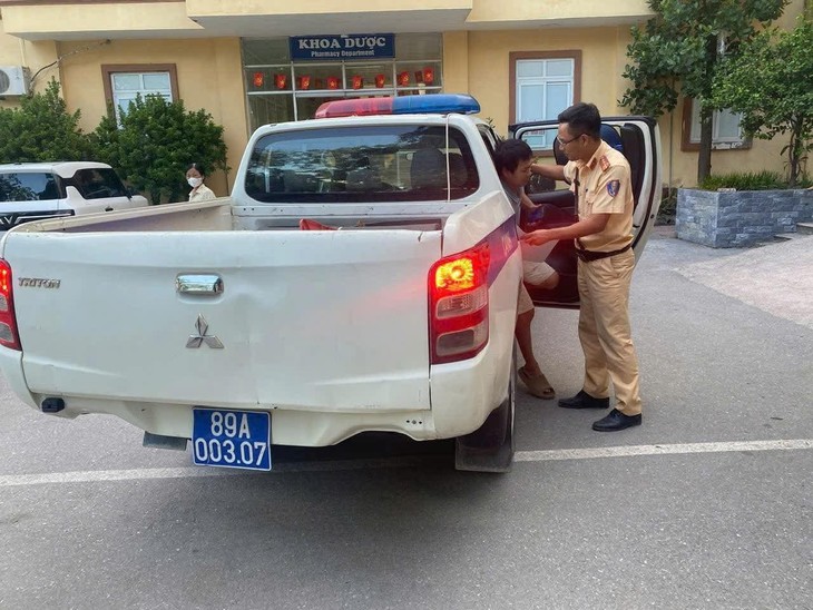 CSGT dùng xe chuyên dụng đưa người đàn ông có biểu hiện bất thường đi bệnh viện cấp cứu- Ảnh 1.