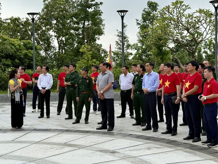 Thứ trưởng Đỗ Xuân Tuyên cùng đoàn Hội Cựu chiến binh Bộ Y tế tri ân các Anh hùng, Liệt sĩ tại Điện Biên- Ảnh 1.