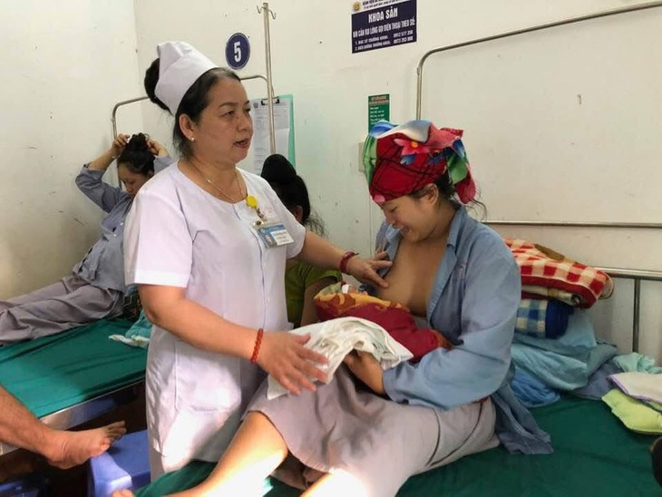 Những lưu ý cần thiết để nuôi con bằng sữa mẹ đúng cách cho phụ nữ vùng cao- Ảnh 2.